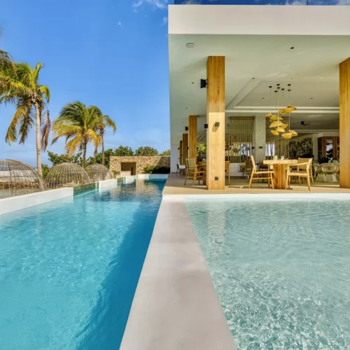 Zwembad met ligbedden bij Van der Valk Plaza Beach Resort Bonaire