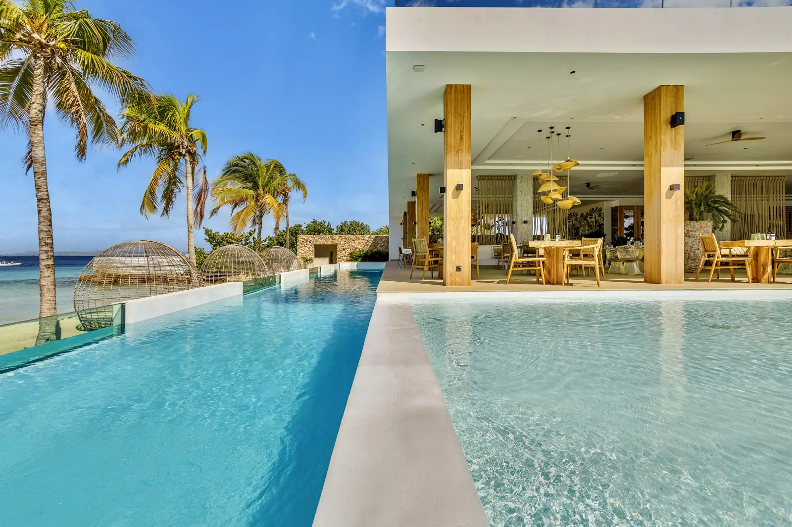 Zwembad met ligbedden bij Van der Valk Plaza Beach Resort Bonaire