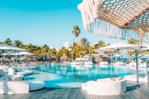 Zwembad met ligbedden bij Van der Valk Plaza Beach Resort Bonaire