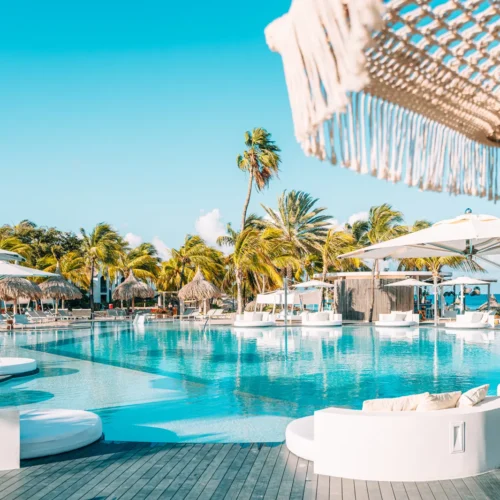 Zwembad met ligbedden bij Van der Valk Plaza Beach Resort Bonaire